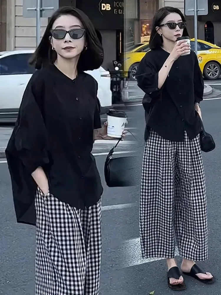 

Повседневный модный женский комплект из двух предметов: рубашка в клетку свободного кроя, скрывающая недостатки фигуры, и брюки с широкими штанинами. Новинка весна-лето.