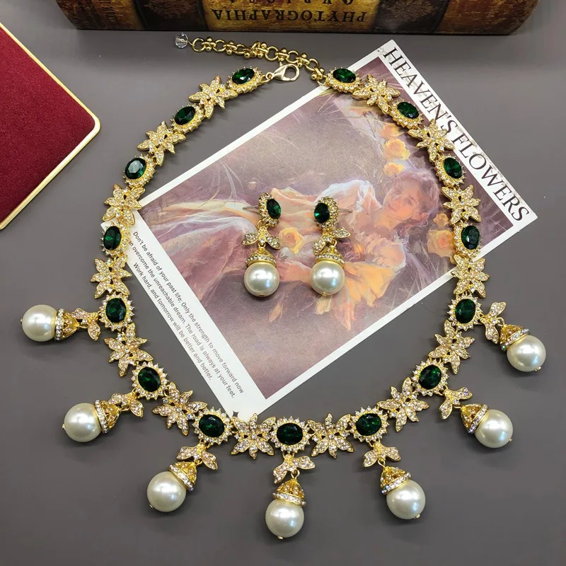 

Средневековые украшения: изумрудно-зеленое ожерелье, длинная цепочка на ключицу, жемчужный кулон, серьги.