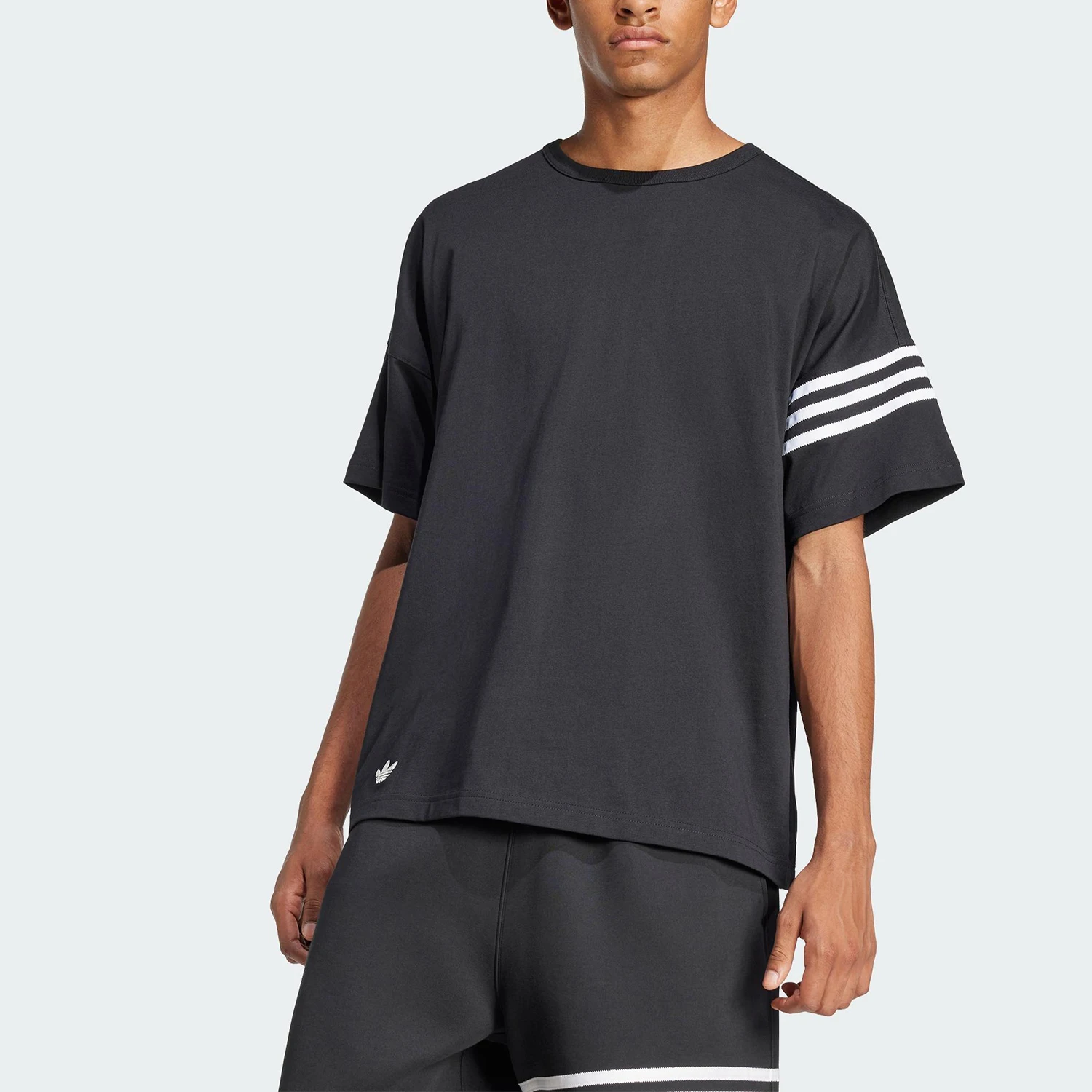 

Оригинальная мужская модная футболка Adidas Summer Three Stripes свободного кроя с короткими рукавами JC9935