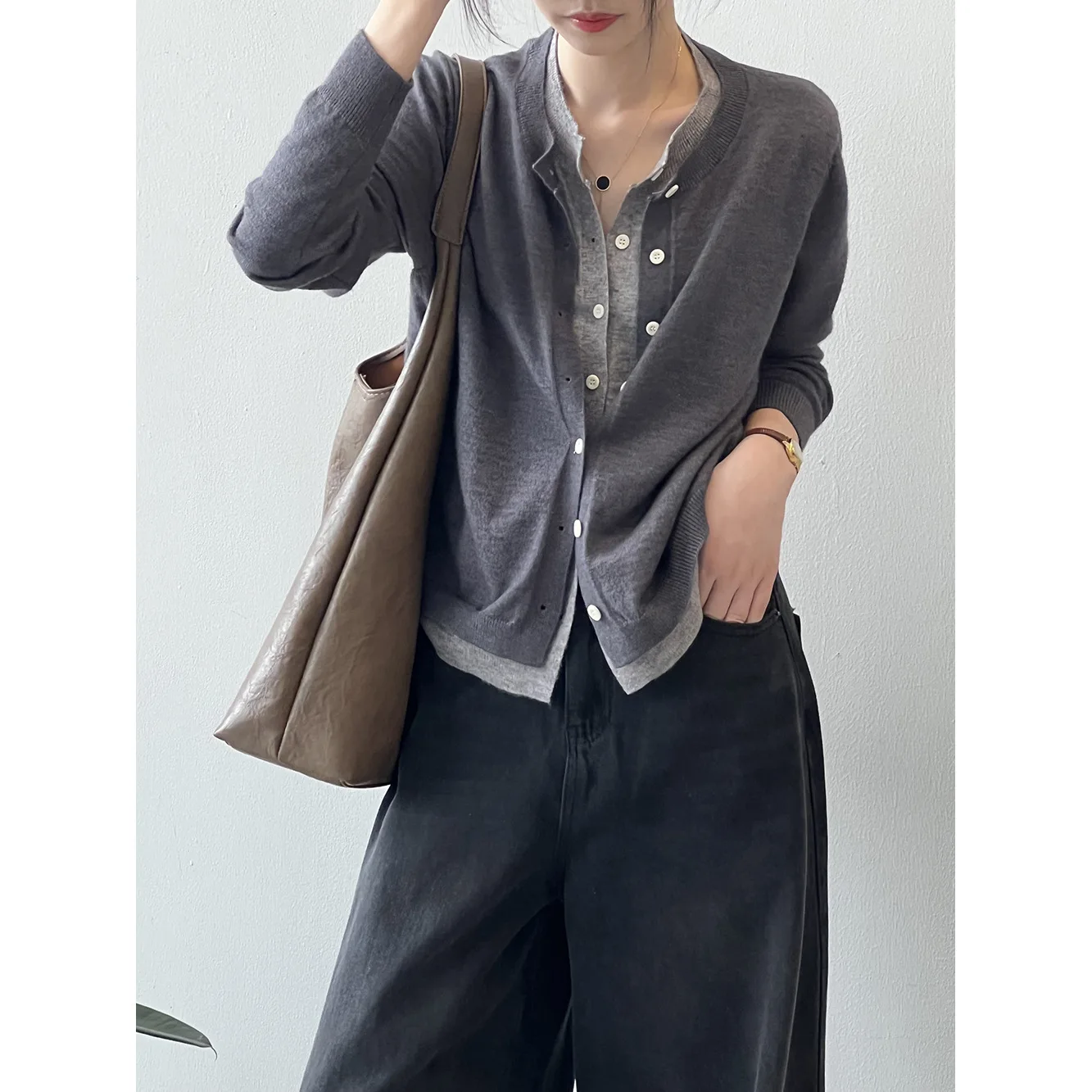 เสื้อแจ๊กเก็ตสตรีสีบล็อกคอกลมปลอมสองชิ้นถักเสื้อสเวตเตอร์ถักผู้หญิงฤดูใบไม้ผลิ slimming เสื้อกันหนาวบาง