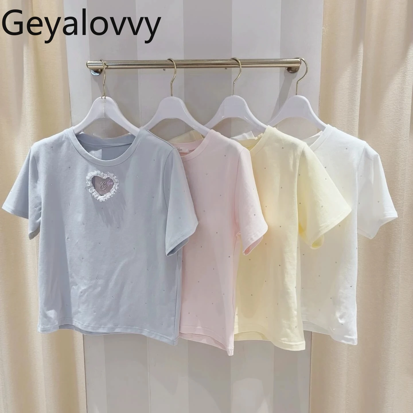 

Новая модная летняя женская футболка с коротким рукавом, белая, с вышивкой в виде сердца, кружевной отделкой и стразами, с вырезами, в стиле Sweet Cute