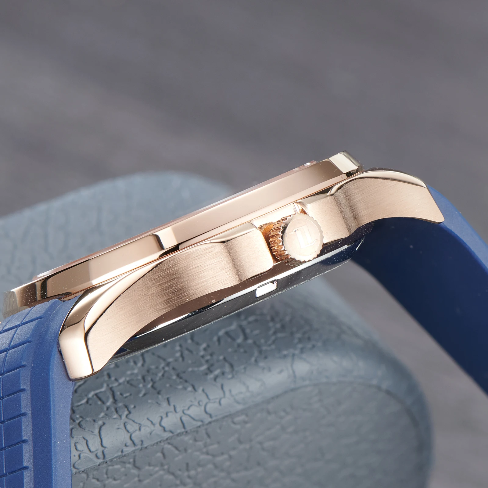 ساعة OBLVLO للرجال الفاخرة الماسية باللون الذهبي الوردي وتاريخ ميكانيكية أوتوماتيكية مقاومة للماء وحزام سيليكون أزرق رياضي FM-SL