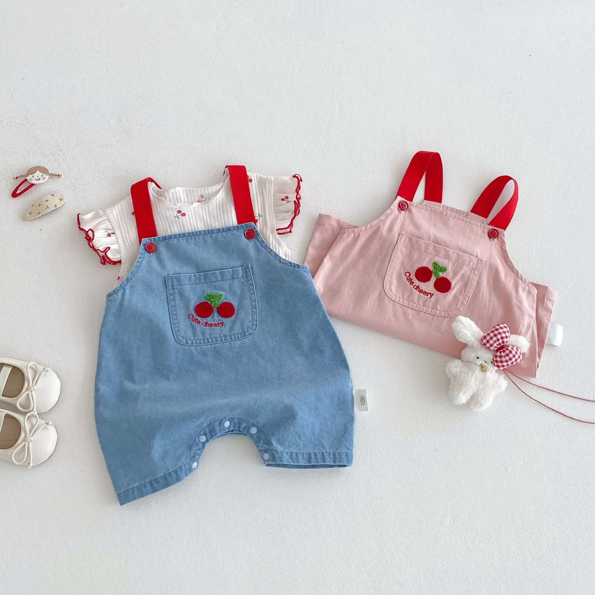 

Футболка с вишней для девочек, новинка 2023 года, лето, детский стиль, корейское издание, ковбойские брюки на бретелях, детская модная кукольная рубашка