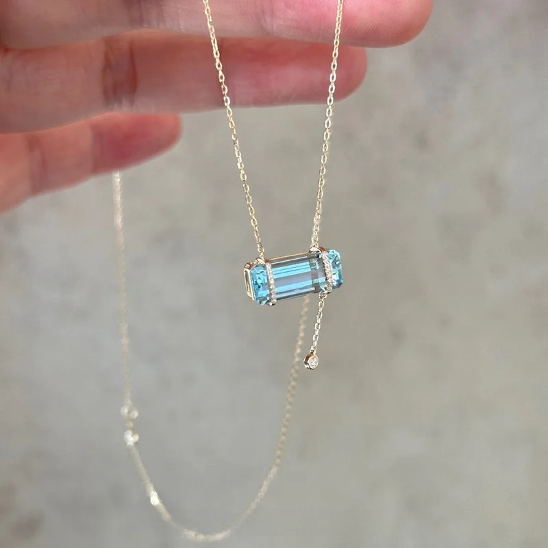 

Новое колье с подвеской в виде маленького квадрата из синего кристалла, универсальное, легкое, с морским бирюзовым камнем, цепочка на ключицу, модный кулон