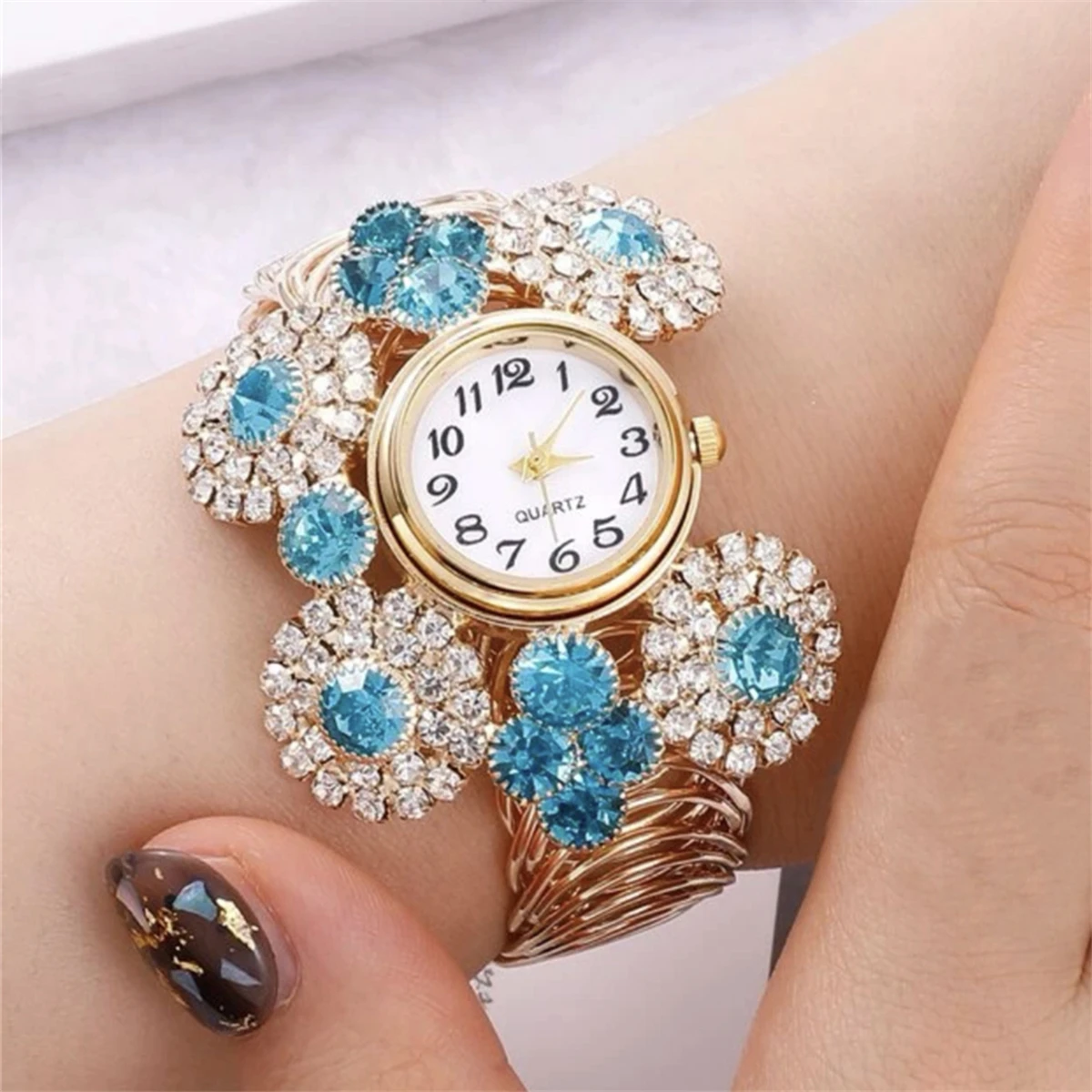 6pcs set of personalized luxury women\'s bracelets, bracelets, quartz watches, trendy and fashionable full diamond versatile holi