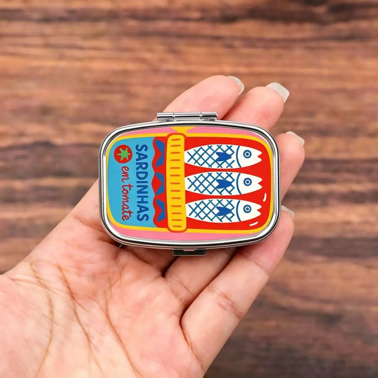 Colorful Sardine Can "Sardinhas em Tomate" Print Metal Pill Box, Portable 2-Compartment Travel Pill Organizer for Vitamins & Pil view 3