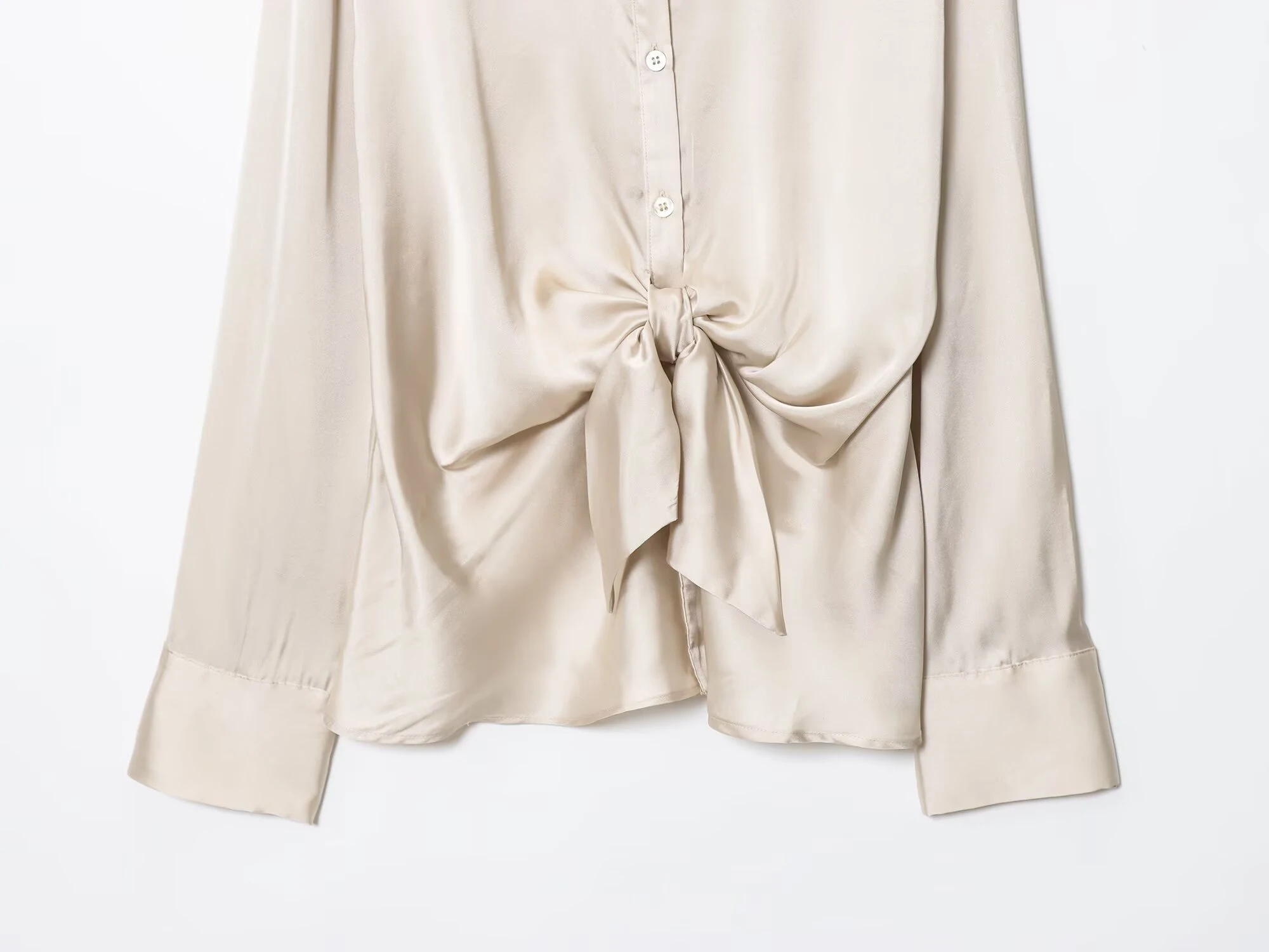 เสื้อเชิ้ตแขนยาวสไตล์ยุโรปและอเมริกา รุ่นใหม่ล่าสุดสำหรับฤดูใบไม้ร่วง ดีไซน์ผูกโบว์เก๋ๆ เนื้อผ้าซาตินไหม ให้ลุคสบายๆ แต่ดูดี มีสไตล์