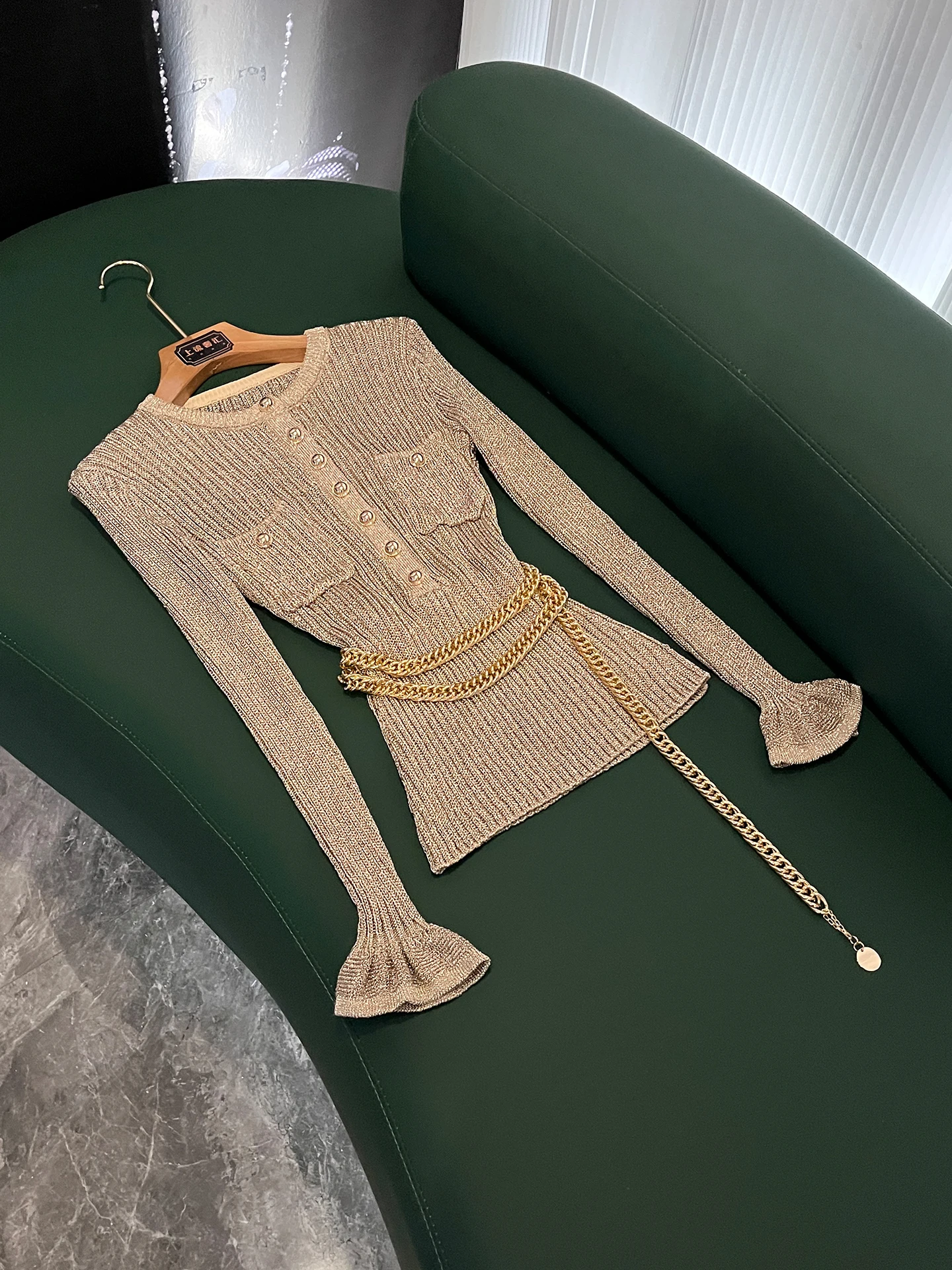 

Женский приталенный вязаный свитер золотистого цвета с круглым вырезом, одной пуговицей и цепочкой, весна 2026, Ele Sle X58