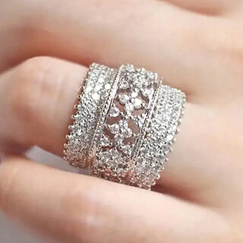 Huitan Wunderschöner silberfarbener Ring für Damen, hohles Blumendesign, glitzerndes Party-Accessoire, luxuriöser Schmuck mit eingelegtem CZ