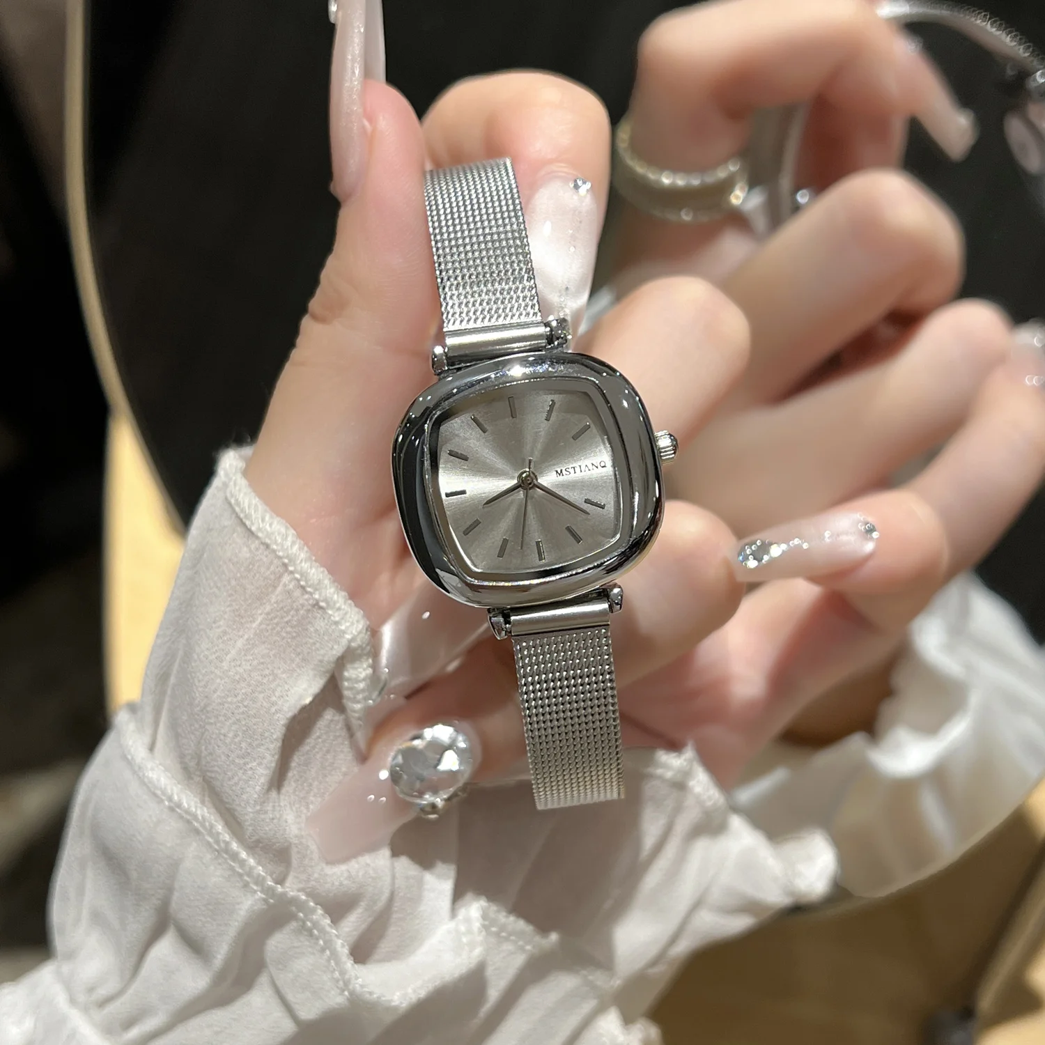 Квадратные нишевые часы для женщин 2025 новые модели для официальной носки; Изысканные женские кварцевые часы на рабочем месте