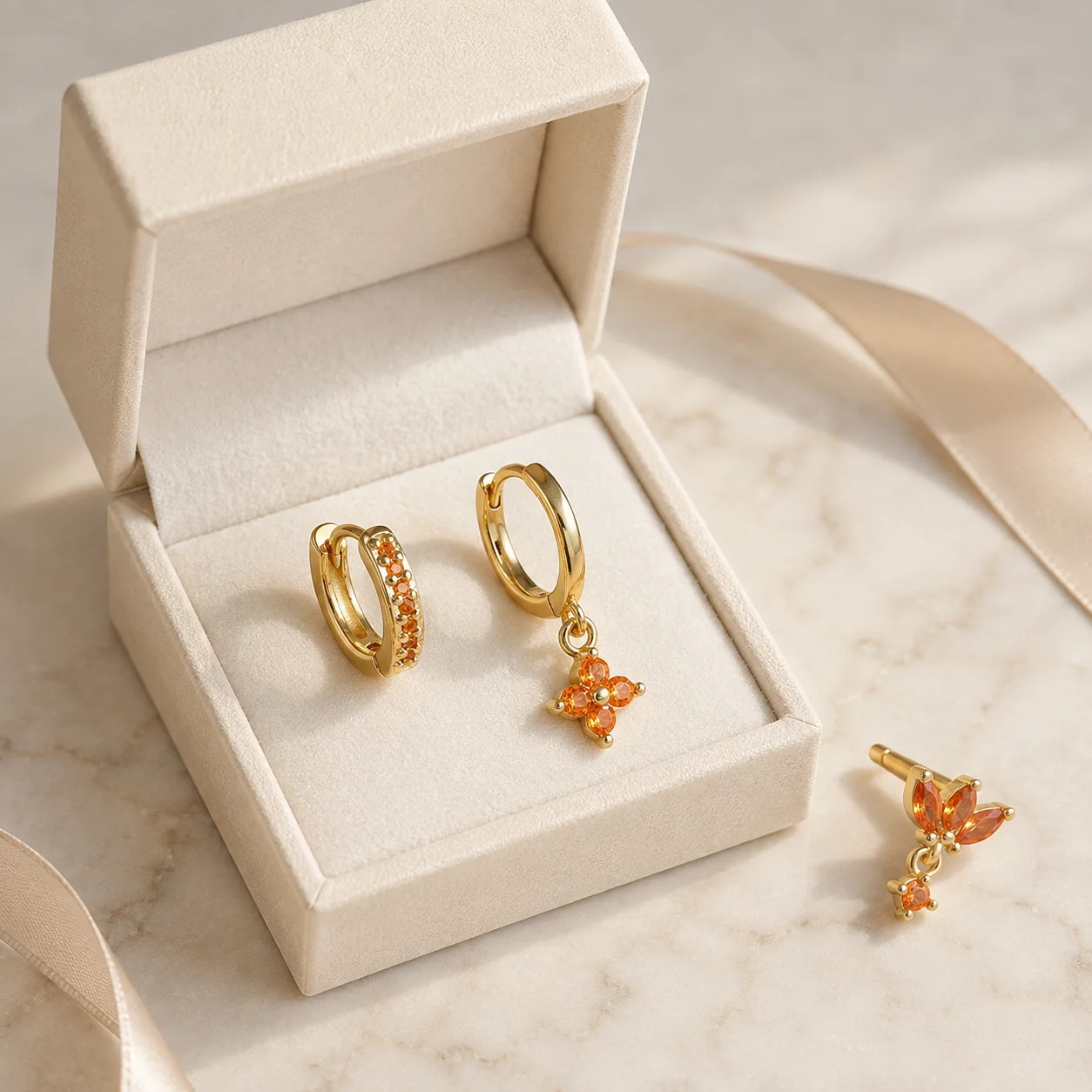 Mit Geschenkbox 3-teiliges Funkelndes Zirkonia-Ohrring-Set für Damen 2 Farben Blumen-Ohrstecker und Huggie-Creolen Unpassender Schmuck Geschenk – Detail 4