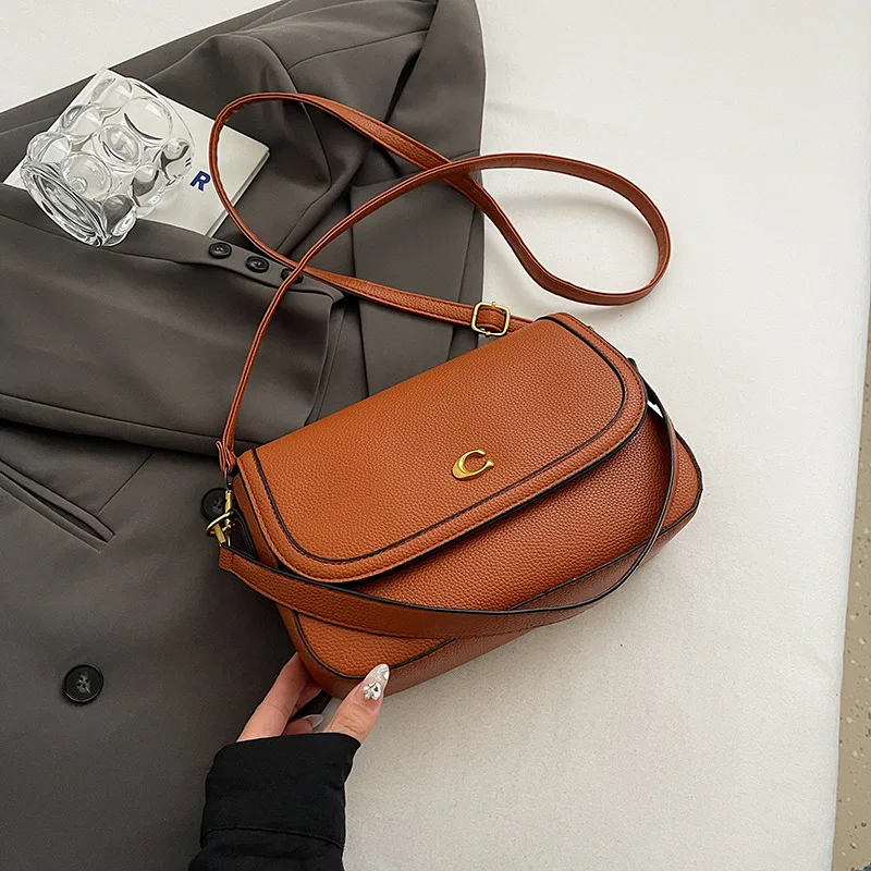 bolso-bandolera-clasico-vintage-de-cuero-con-solapa-moderno-y-versatil-con-logotipo-c-dorado-y-correa-ajustable