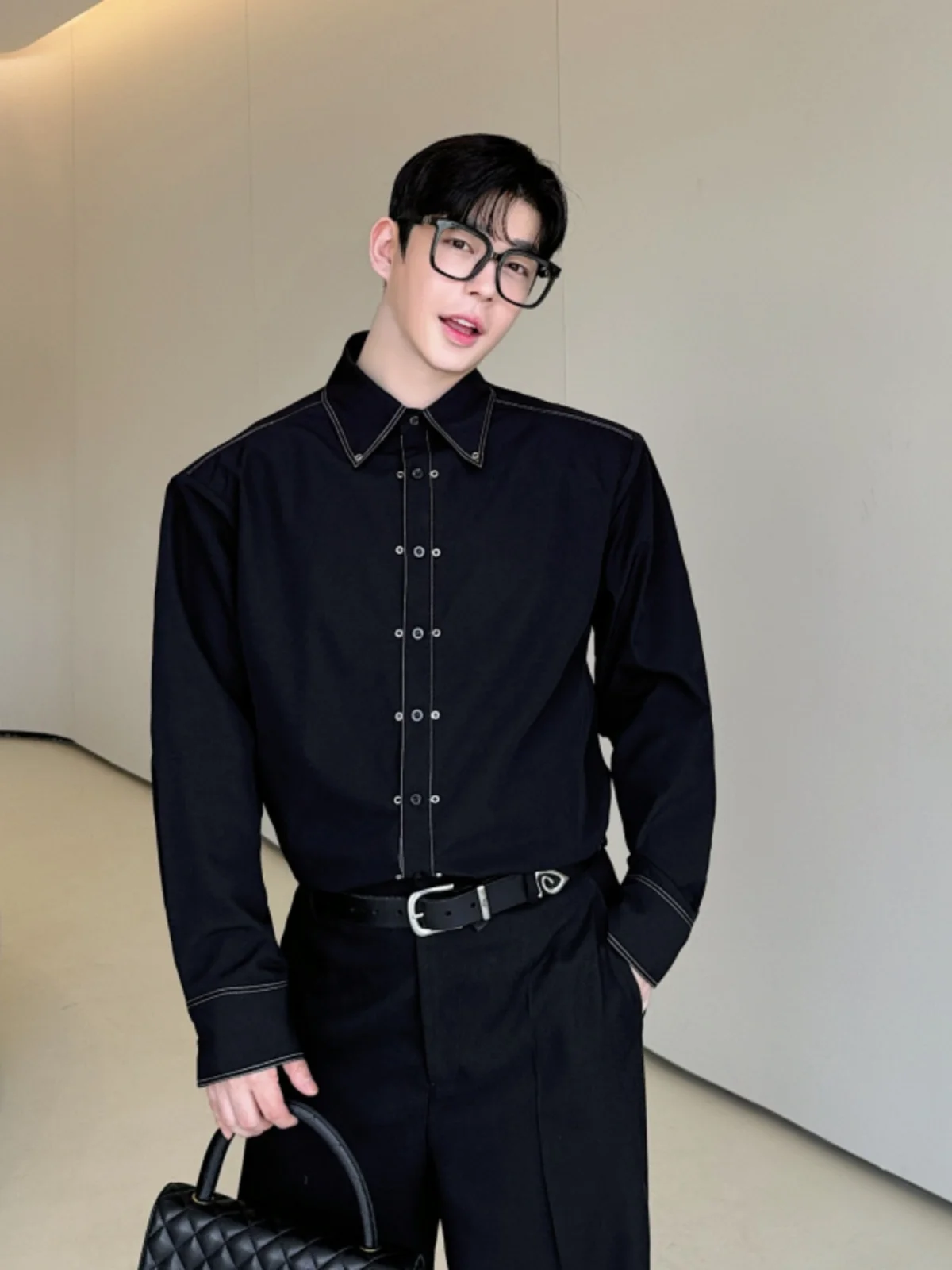 

Loose Fit Long Sve Metal Rivet Embroidery Design Men's irt Korean Sle Versatile Casual Outerwear Youth Faion