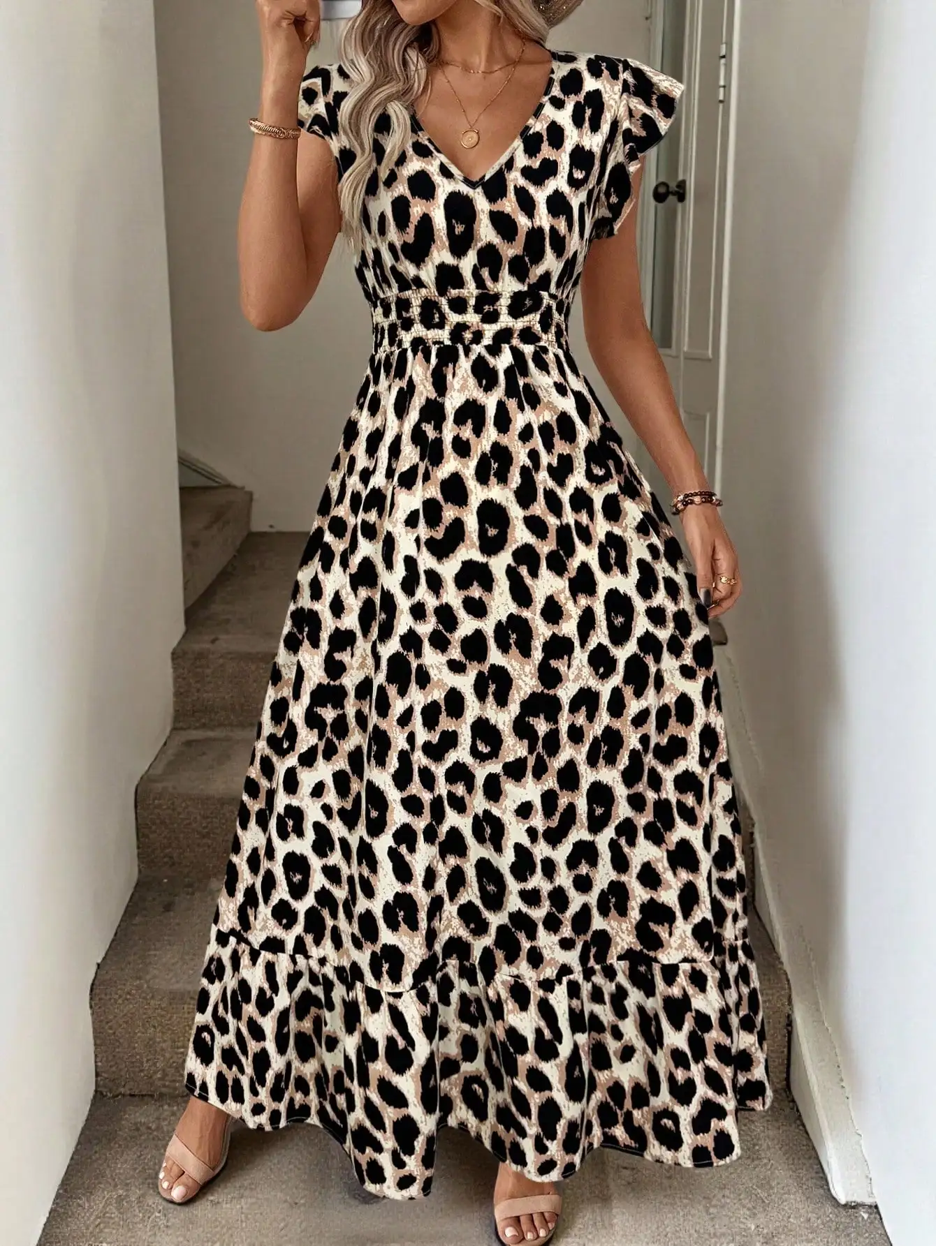

Платье макси А-силуэта с леопардовым принтом, V-образным вырезом, короткими рукавами, приталенной талией и оборками по низу