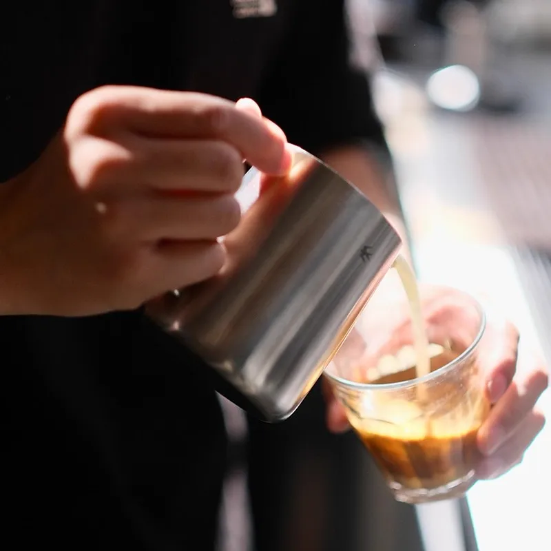 

Japanese Style Modern Simplicity Handmade Rattan Weaving Pointed Mouth Latte Stainless Steel Milk Foam Cup Breakfast Milk Cup