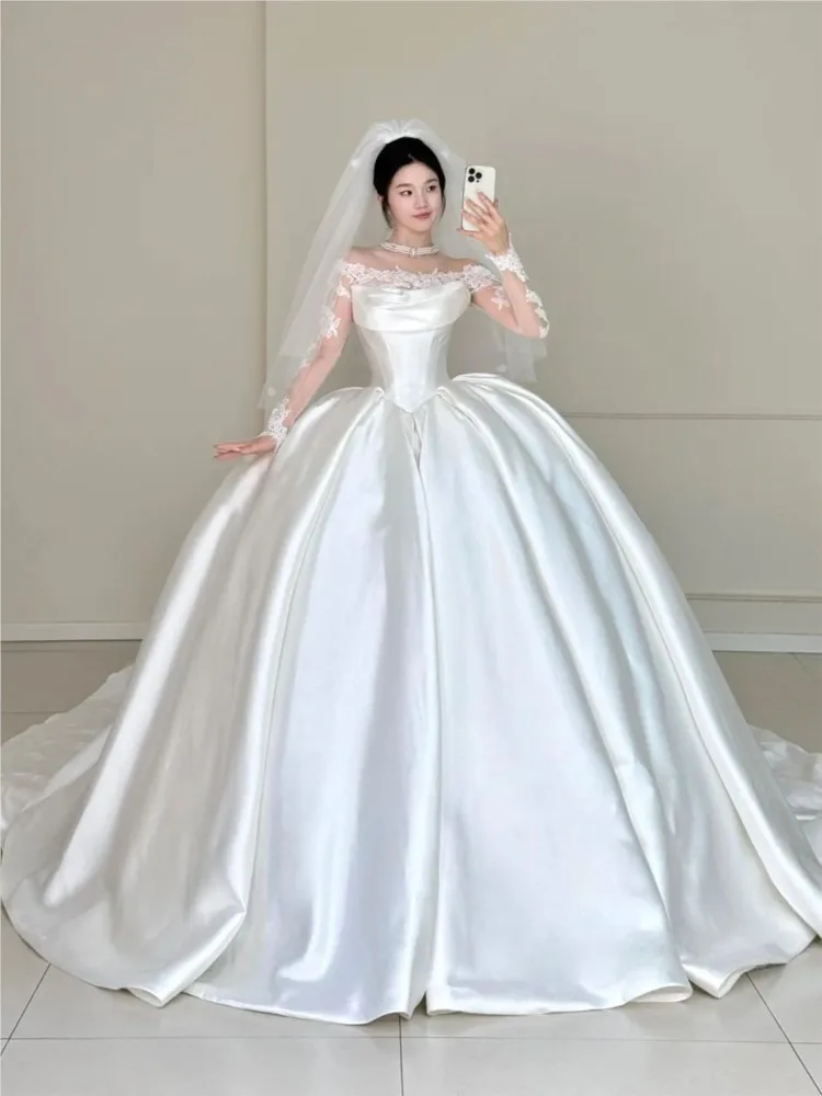 Een nieuwe satijnen jurk met figuur en grote staart om uit te gaan