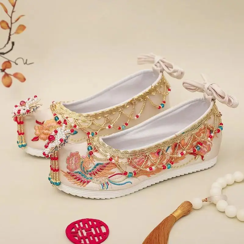 New Woman's Chinese Traditional Style Embroidered Bridal Shoes Shallow Slip-On Flat Sole Retro Red Wedding Shoes Hanfu Shoes