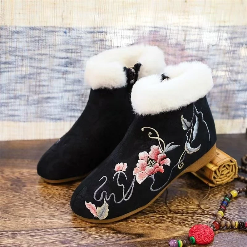 Bottes de neige hautes en coton brodé pour femmes, style ethnique, semelle souple, peluche, talon bas chaud, fermetures à glissière Hanfu, hiver, nouveau