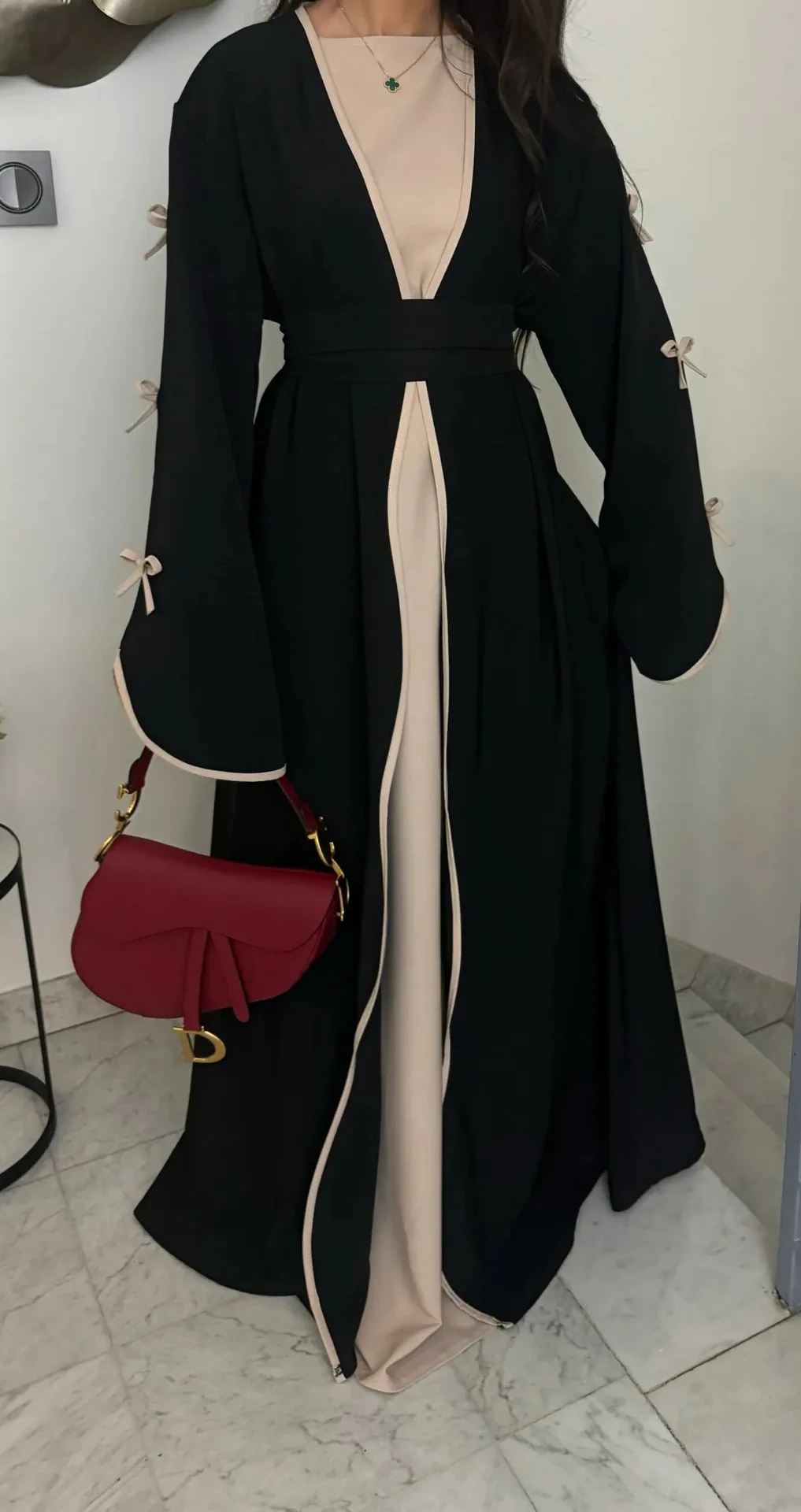 Abaya noir élégant pour femmes musulmanes, mode modeste avec robe islamique à manches longues avec nœud élégant, détails pour le quotidien et le spécial