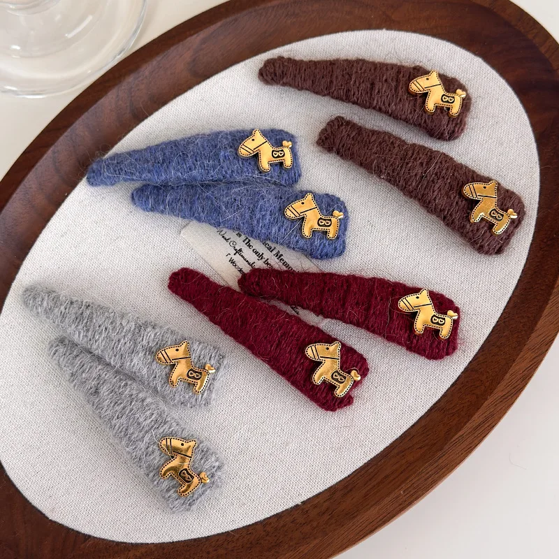 

1pc 2026 New Gold Label Knit Plush Pony Hair Clip Soft Faux Fur Side Bangs Grip for Women Baby Hair BB Clip Unique Beautiful