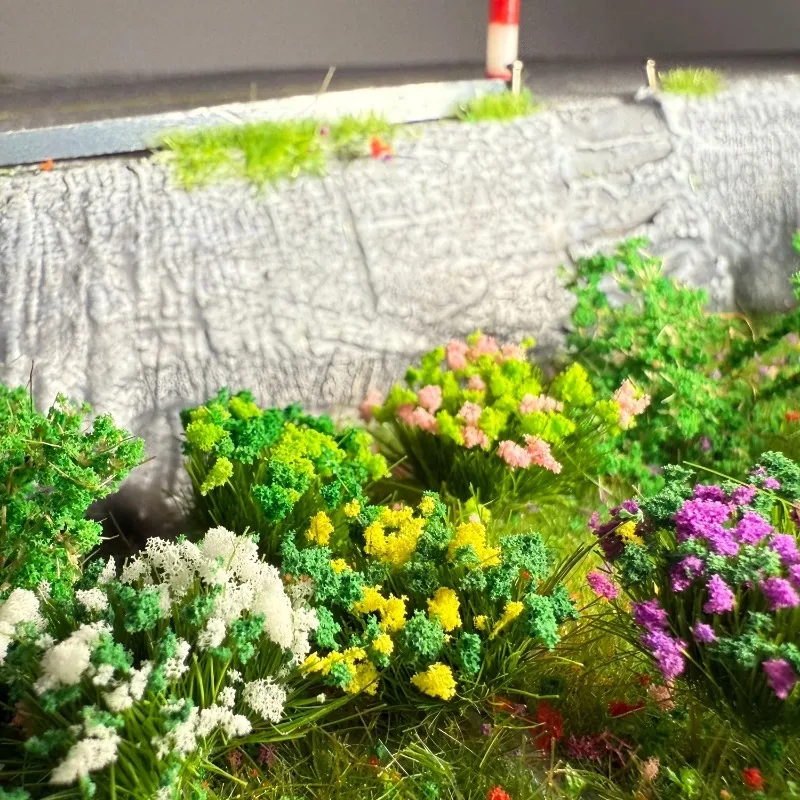 Immagine 6: 24 Pezzi Mini Ciuffi d'Erba Realistici per Casa delle Bambole, Micro Paesaggio Fai-da-Te, Giardino, Terrario, Diorama, Modellismo, Accessori per Paesaggistica