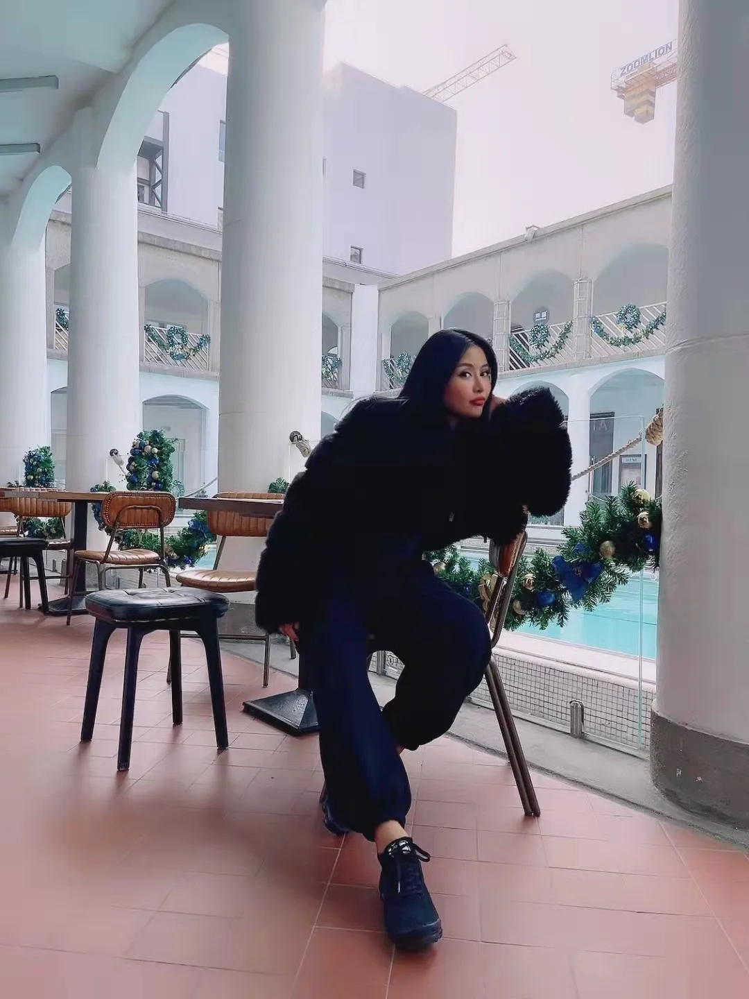 Elegancka zimowa damska kurtka ze sztucznego futra, jednolity kolor, futrzany kołnierz, kurtka z ekoskóry dla kobiet, krótki futrzany płaszcz puchowy dla pań.