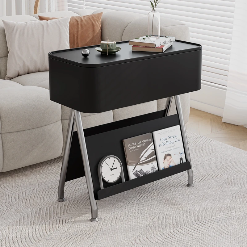 

Современный черный диван, боковой шкаф, минималистичный подвижный журнальный столик, компактная узкая прикроватная стойка для хранения, винтажный органайзер
