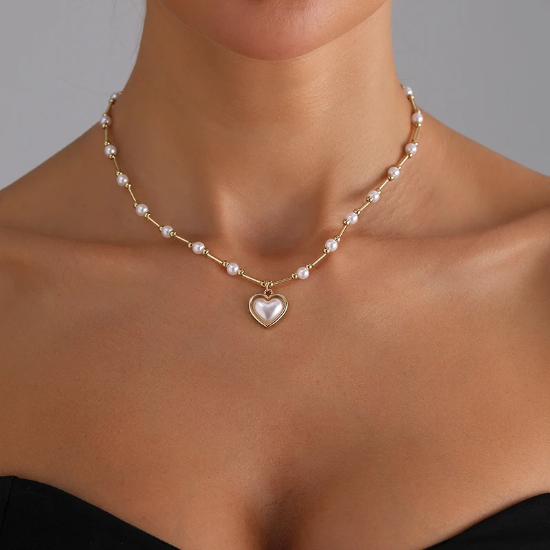 

Sweet Fresh Heart Pearl Pendant Necklaces for Women Fashion Simple Beaded Temperament Choker Necklace Party Wedding Jewelry