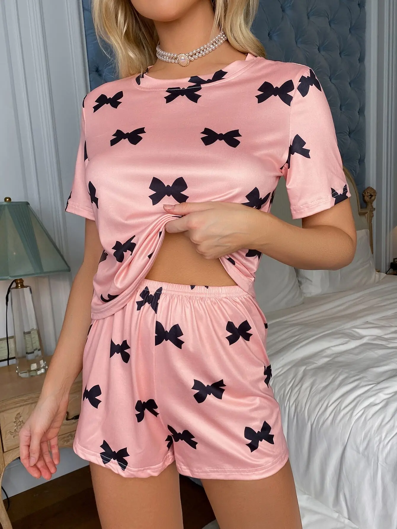 

Розовый комплект пижамы с принтом в виде банта: укороченный топ с короткими рукавами и шорты для женщин