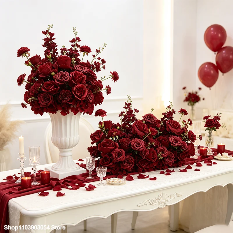 Luxuriöses Blumenarrangement aus roten Burgunderrosen und Delphinien für Hochzeitskulissen, Restaurant-Tischdekoration, Blumenball-Display – Detail 2