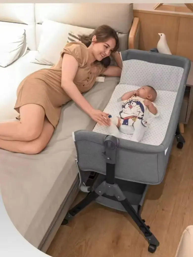 Baby-Beistellbett mit 5-Grad-Neigung, Anti-Spuck-Design, faltbare Babywiege, 3-fach höhenverstellbares Kinderbett mit leisen Universalrädern, Unterbett-Aufbewahrungskorb, Grau