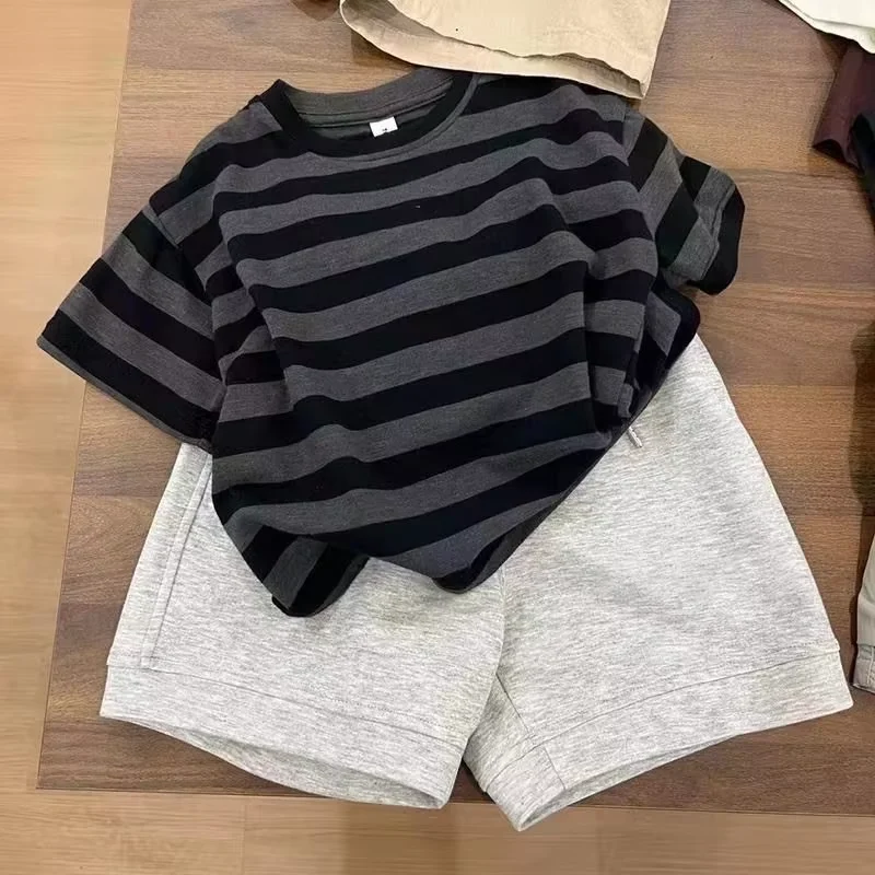 

Летний детский костюм, полосатая футболка, шорты для мальчиков, летняя повседневная корейская модная полосатая повседневная свободная верхняя одежда для мальчиков, крутая одежда