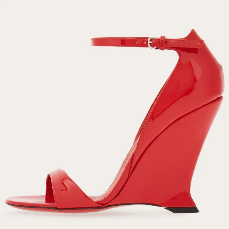 

Новые черно-красные босоножки на танкетке с круглым носком, европейско-американский стиль, с пряжкой, из лакированной кожи, с вырезами, на высоком каблуке, женские, размеры 35-43