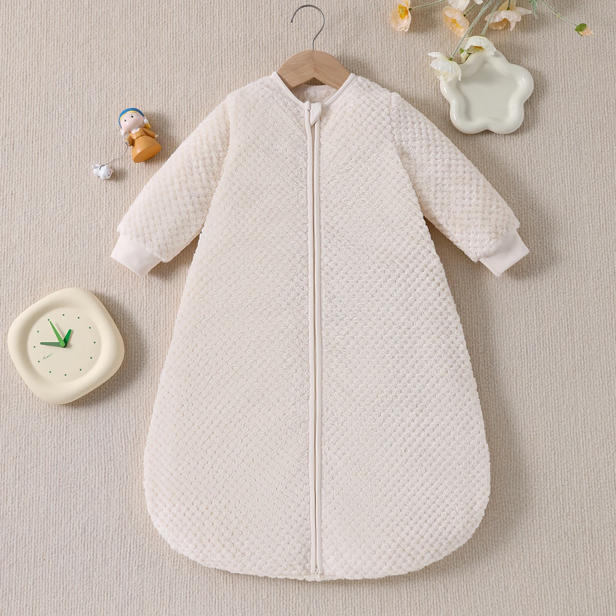 يمكن ارتداؤ حقيبة النوم ذات الملمس المحايد لحديثي الولادة بأكمام طويلة وسحاب من القطيفة في مواسم الخريف والشتاء