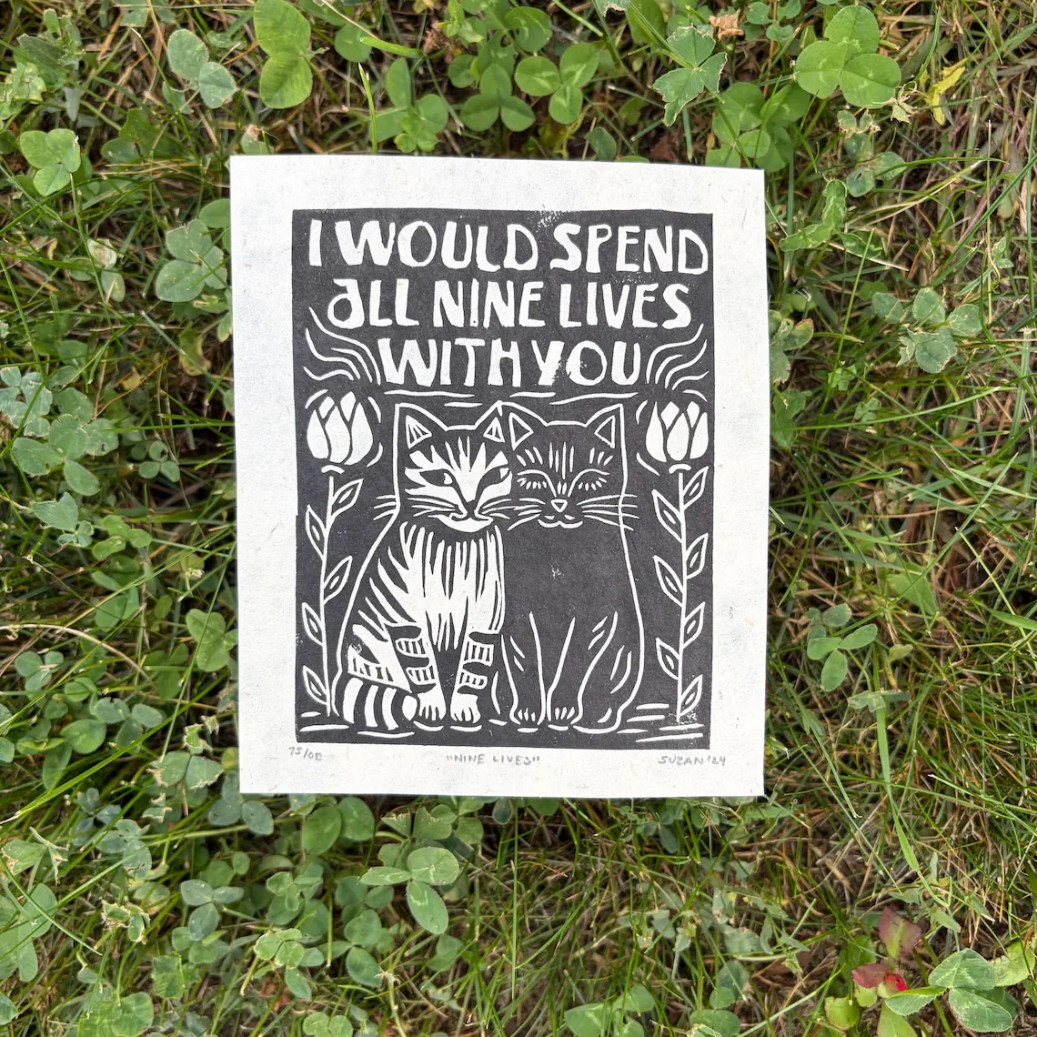 „Ich würde alle neun Leben mit dir verbringen“ Katzen-Folk-Art-Druck – Wanddekoration im Schwarz-Weiß-Holzschnitt-Stil für romantische Schlafzimmer, Katzen-