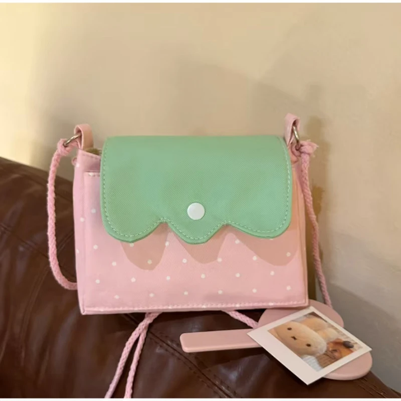Erdbeerfarbene gepunktete Umhängetasche, leichte, vielseitige Umhängetasche für Pendlerinnen, niedliche Flip-Messenger-Tasche, Mädchen-Geldbörse – Detail 10