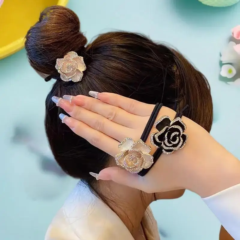 Anel de camélia de diamante fofo incluído faixa de cabeça elástica sem puxar com detalhe de flor
