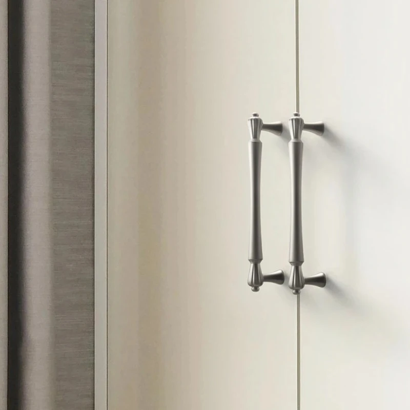 Elegante Schrankgriffe im französischen Stil für Kleiderschränke und Schuhschränke / Zeitgenössische Schrankgriffe und Knöpfe in Silber-Ausführung 96mm – Detail 3
