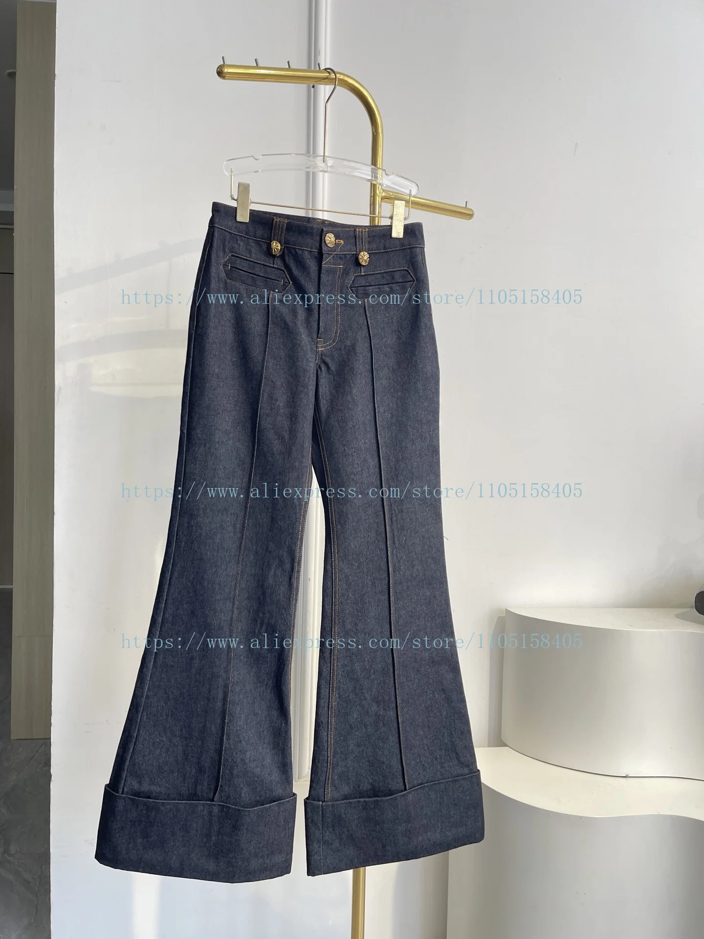 

Элегантные черные джинсы с золотыми пуговицами для женщин, модель 2026 года