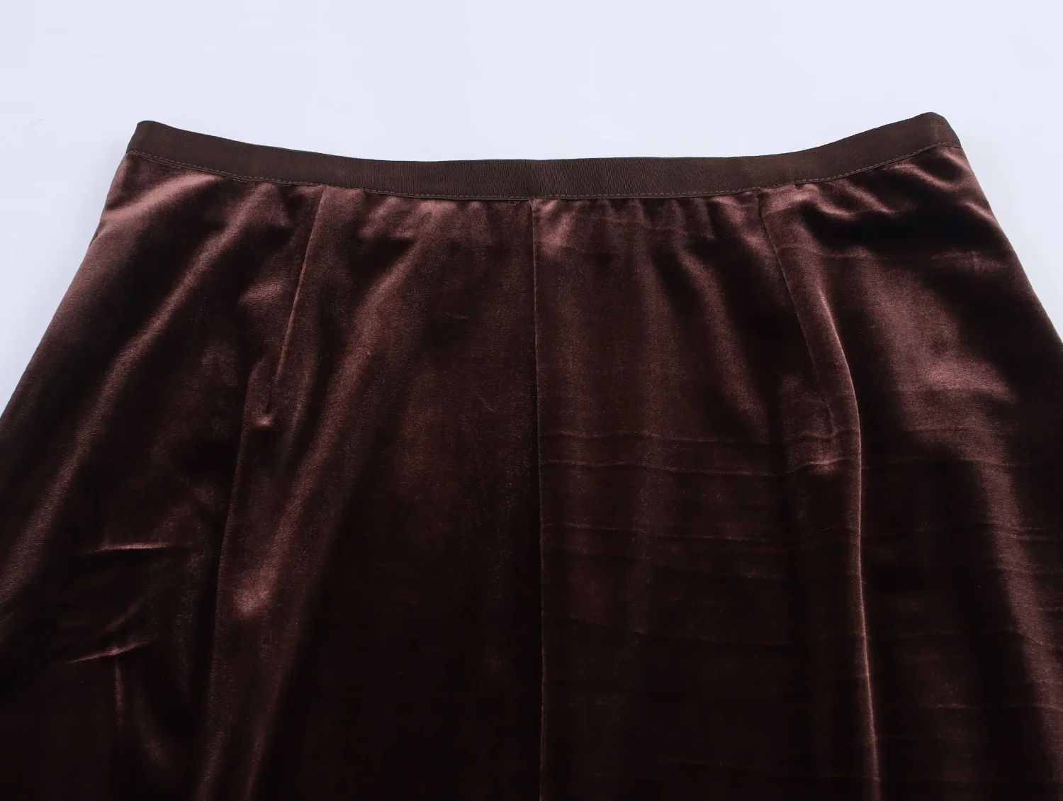 กระโปรงกำมะหยี่ผู้หญิง KONDALA ดีไซน์หรูหรา เอวยางยืด ชายกระโปรงระบาย กระโปรงยาวปานกลาง แฟชั่นฤดูใบไม้ร่วง-ฤดูหนาว 2025 สไตล์ลำลอง โรแมนติก