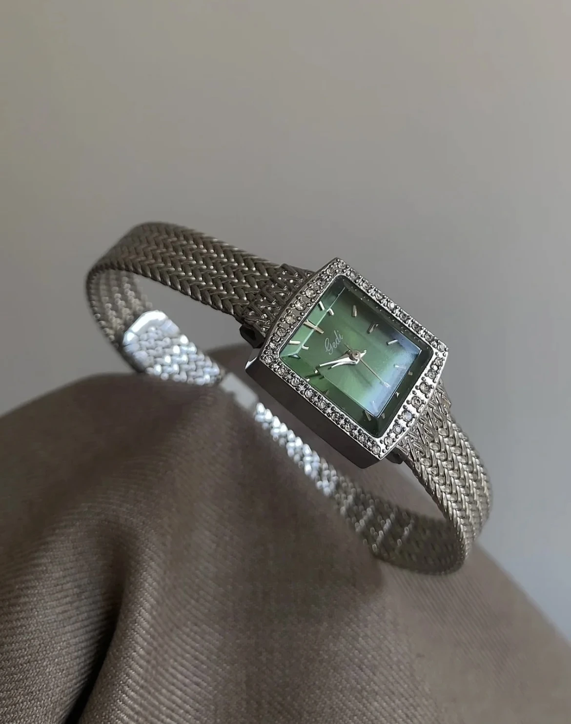 Reloj cuadrado de moda para mujer, verde retro, versátil reloj con orejas de trigo plateadas, sofisticado y simple, un regalo perfecto para mujeres.