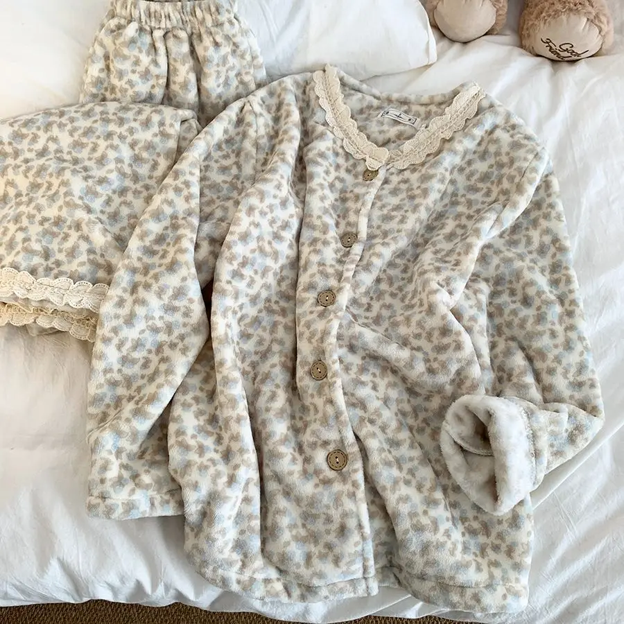 Flannel pajamas women's autumn and winter floral padded cardigan long-sleeved trousers home service suit can be worn outside.