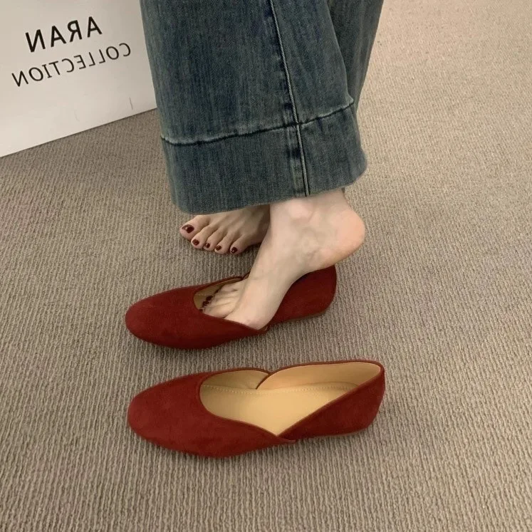Zapatos planos de ante con punta redonda y diseño versátil, tipo bailarinas rojas para mujer.