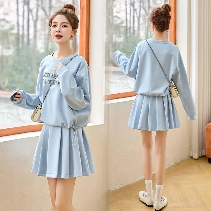 2025 T-shirt corta a maniche lunghe stile preppy T-shirt corta a vita alta con orlo a pieghe Minigonna a trapezio Set da 2 pezzi