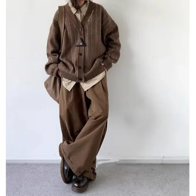 Kardigan Rajut Bergaris V-Neck Cokelat Terbaru Musim Gugur Dingin 2025 Unisex Gaya Akademik Longgar Serbaguna