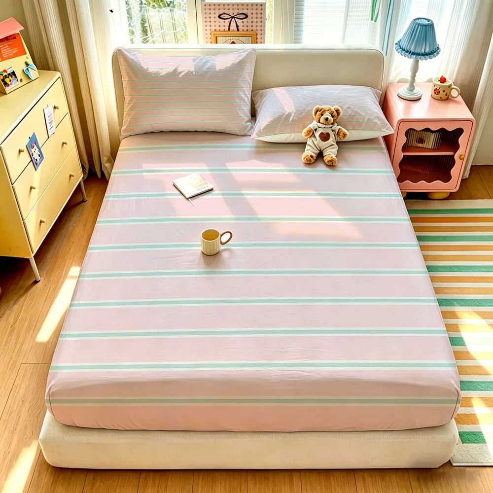3 pieces of 90g polyester pink base with light blue stripe pattern, soft and comfortable bedding sets