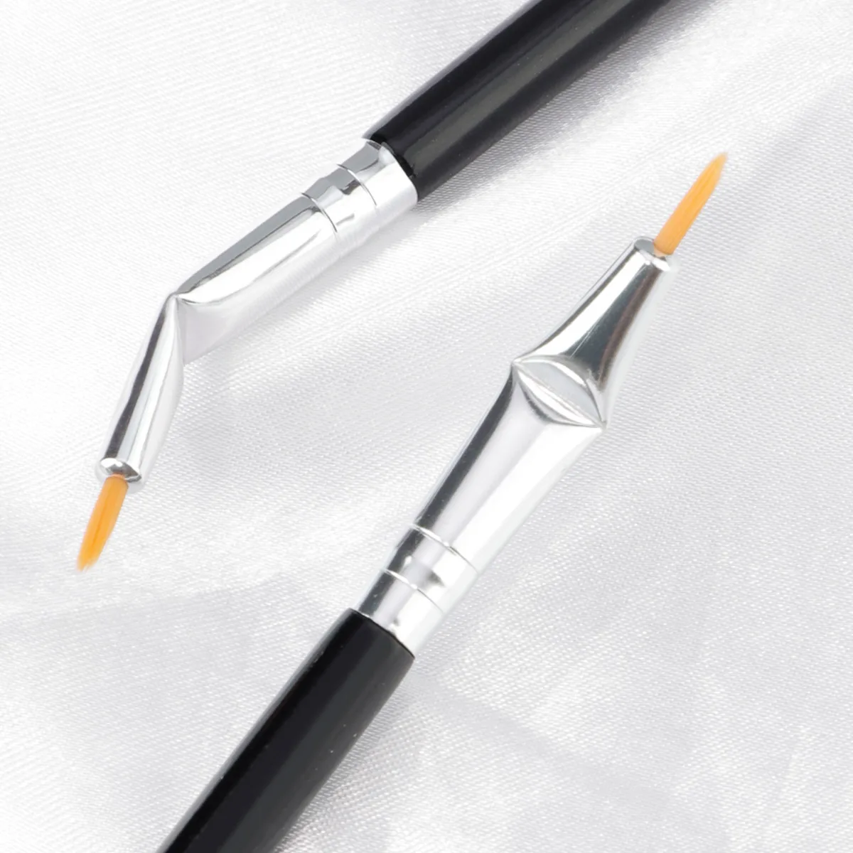 Winkel-Make-up-Pinsel. Eyeliner mit einem Formen. Sleeper. Eyeliner-Pinsel. Concealer mit Ellenbogendetail bis zum Zerreißen. Eyeliner-Pinsel