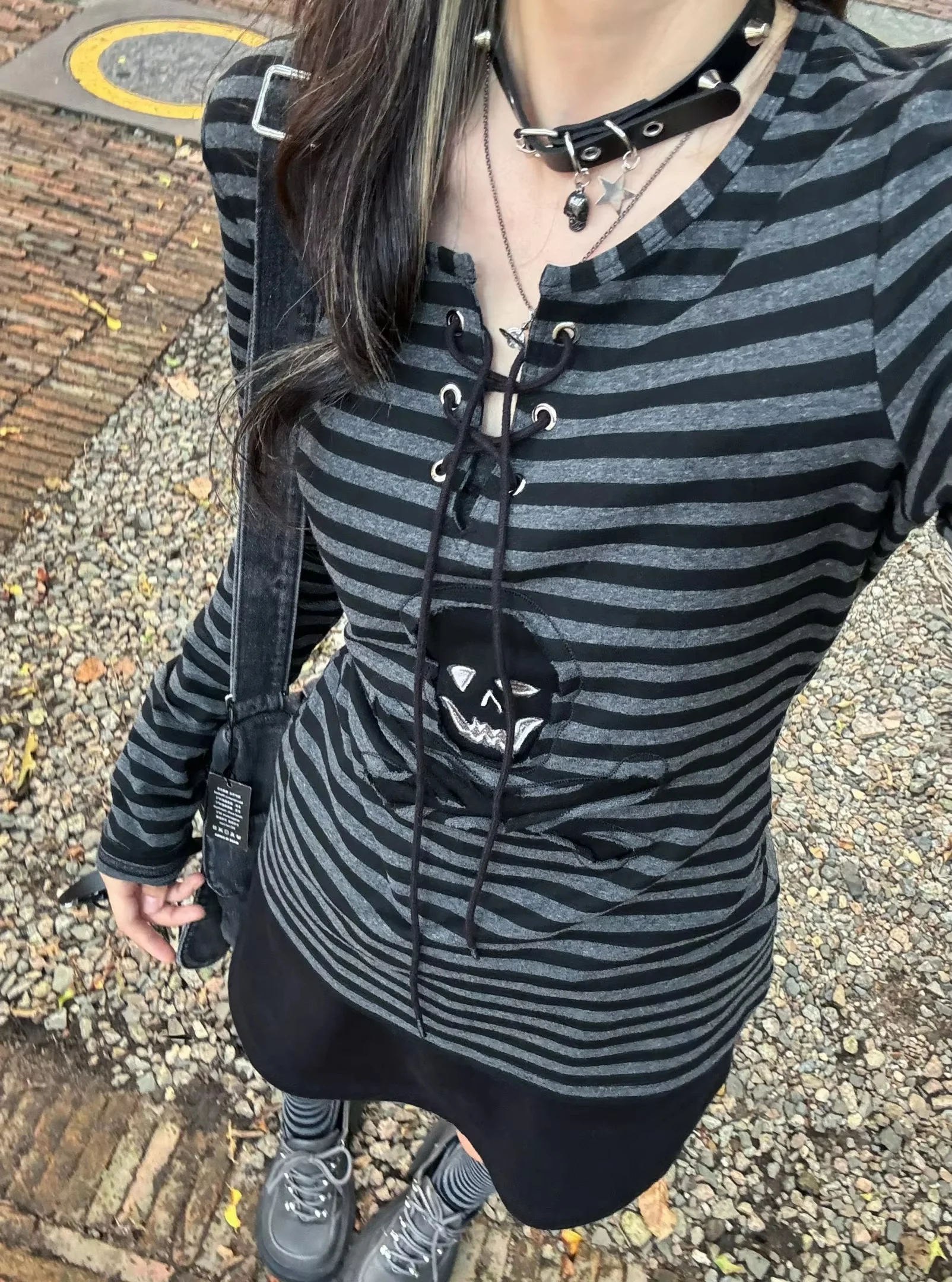 Damen Gothic Punk Gestreiftes Langarm-Oberteil mit V-Ausschnitt, Schnürung, Totenkopf-Applikation, Slim Fit, Emo Grunge Alt Streetwear T-Shirt – Detail 3