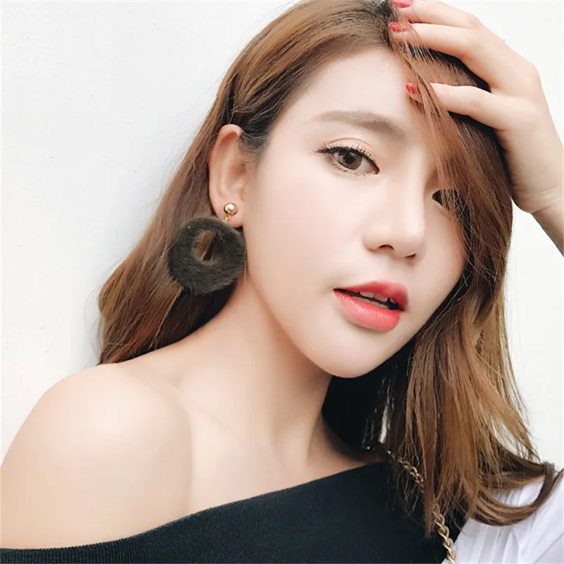 2024 Korea Temperament Fashion Plush Ball Earrings For Women Personality Geometric Round Circle Stud Earrings Statement Jewelry