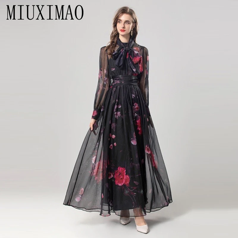 MIUXIMAO 2025 ชุดเดรสฤดูใบไม้ร่วงแฟชั่นชุดเดรสสีแดงดอกกุหลาบพิมพ์แขนยาวชุดยาวสีดำชุดยาวผู้หญิงโบว์